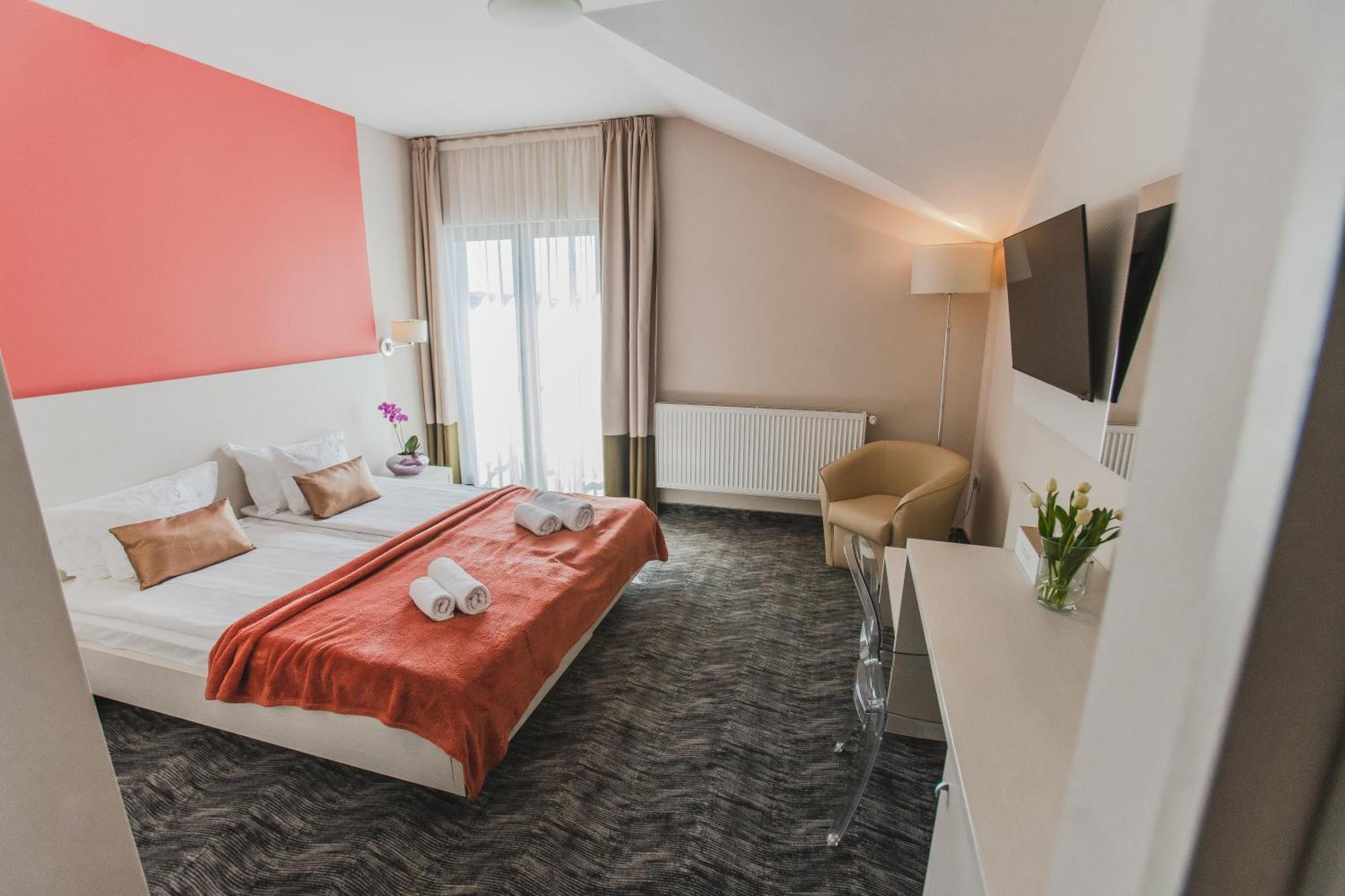 Caro Boutique Hotel Oradea Exteriör bild